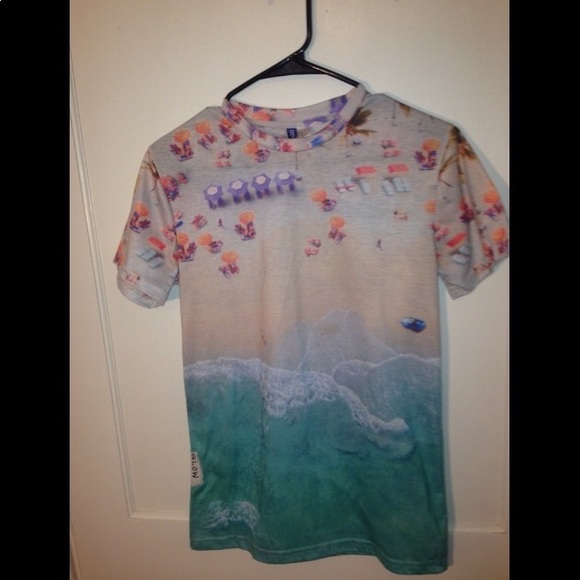 Graphic Beach T-Shirt - Picture 2 of 6